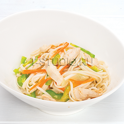 Лапша с курицей и острым соусом