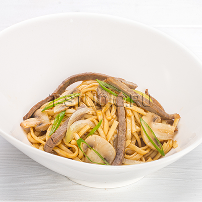 Лапша с говядиной и грибами в густом бульоне